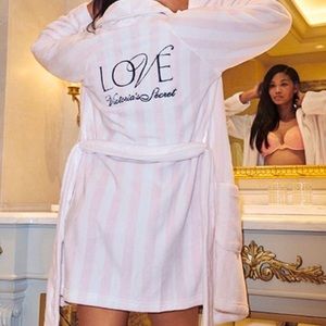 💗NWT-Victoria’s Secret Plush Short Robe💗